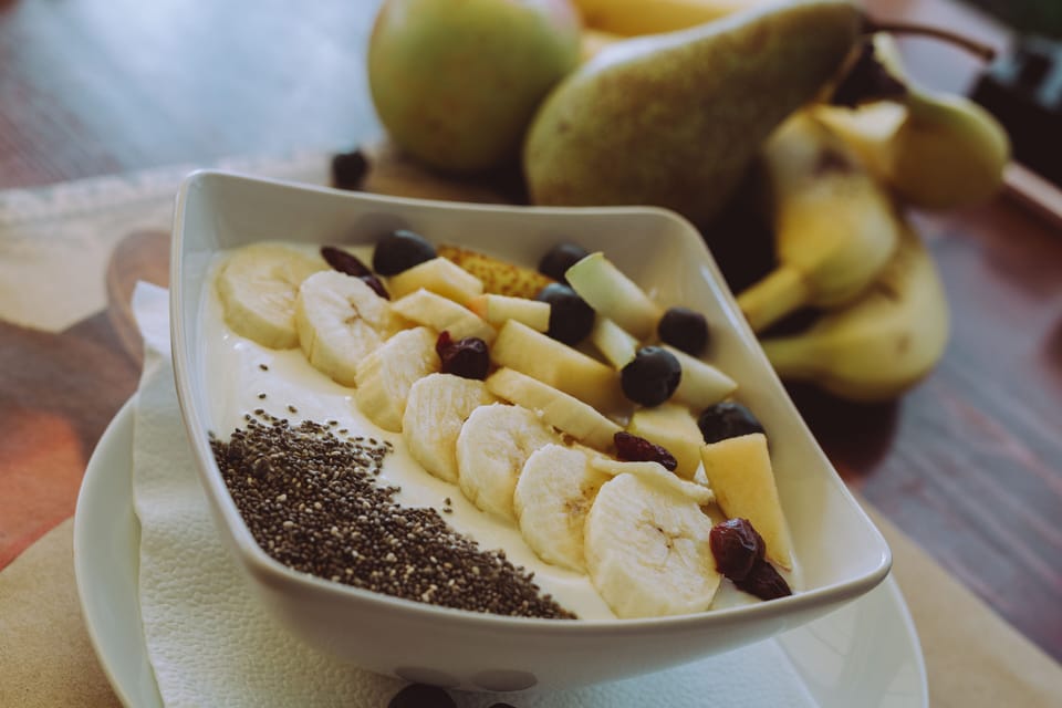 Greek jogurt with chia and fruit+orange juice =7-10€