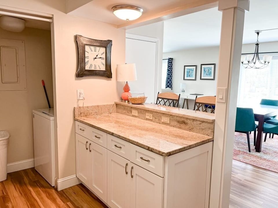 Kitchen Island with 2 barstools