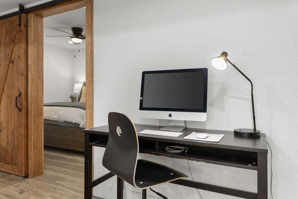 Level 2 | Workstation- iMac, iPad and laser printer