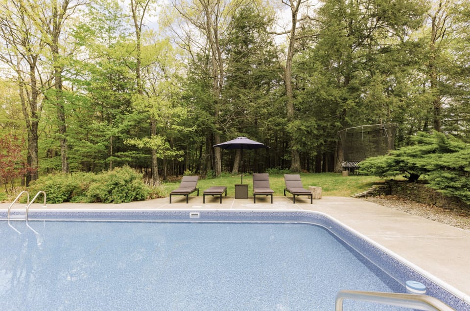Pool & Springfree trampoline.