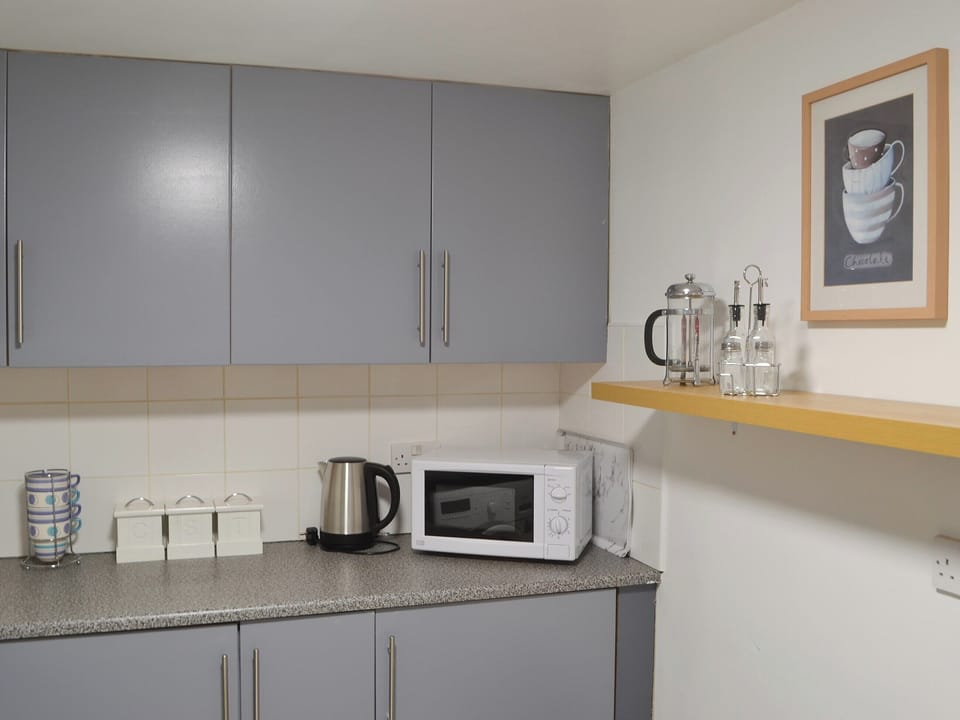 Well equipped fitted kitchen | Smuggler&rsquo;s Retreat, Newbiggin-by-the-Sea