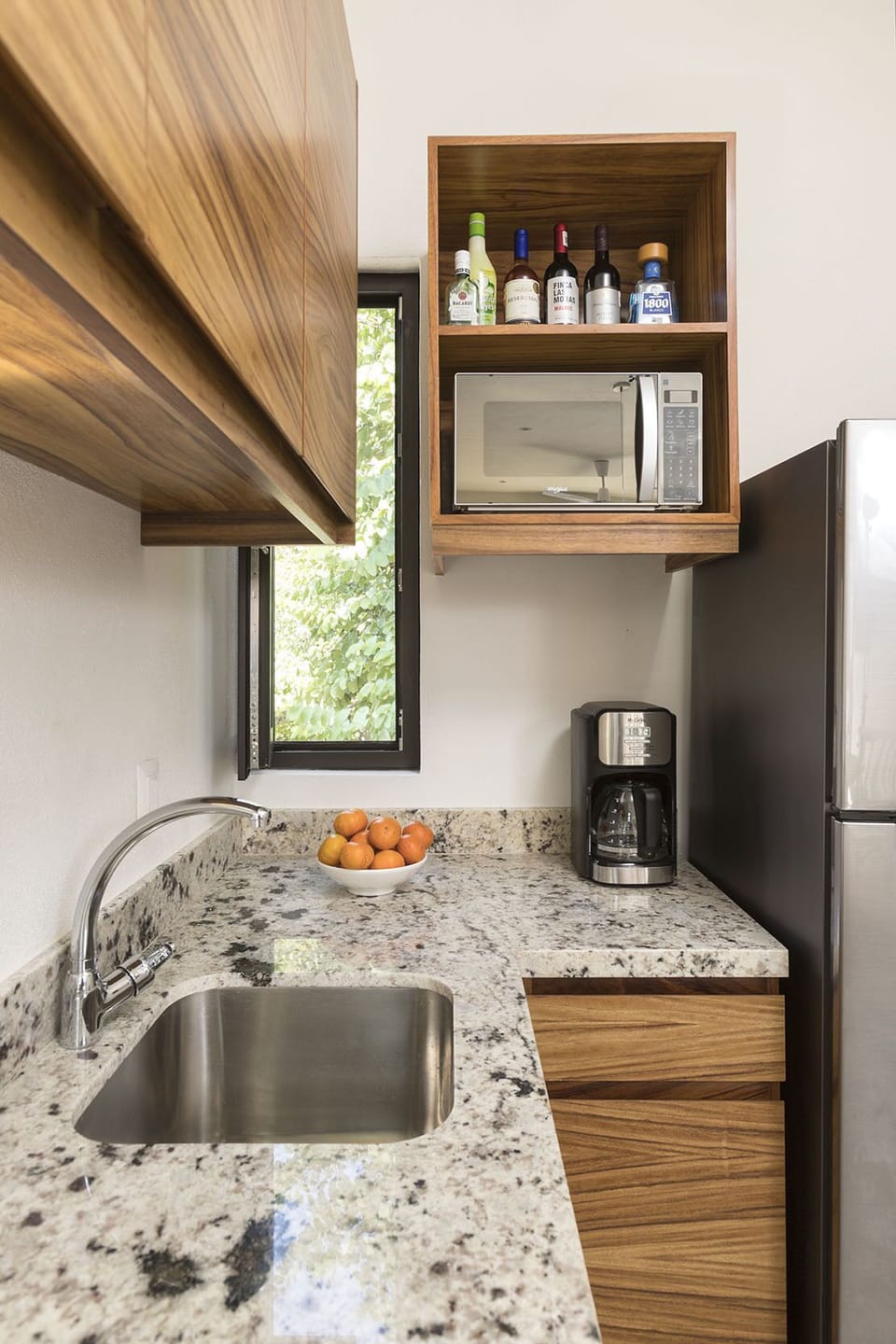 Kitchen, completelly equipped. Granite counter tops. Dinning room for 4 seatings