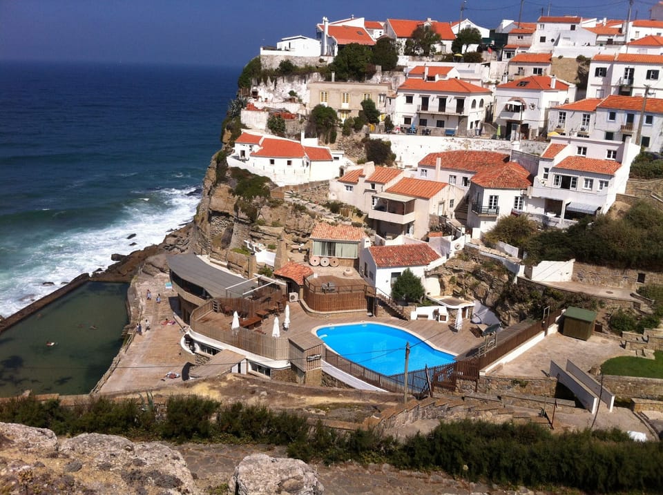 Azenhas do Mar at 2 km from the Villa