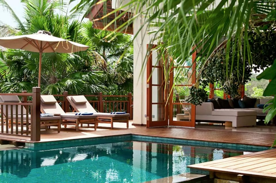 Main middle level with private 6x4m pool and lounge