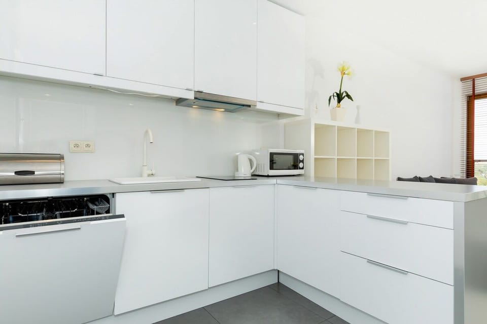 Fully equipped kitchenette. 