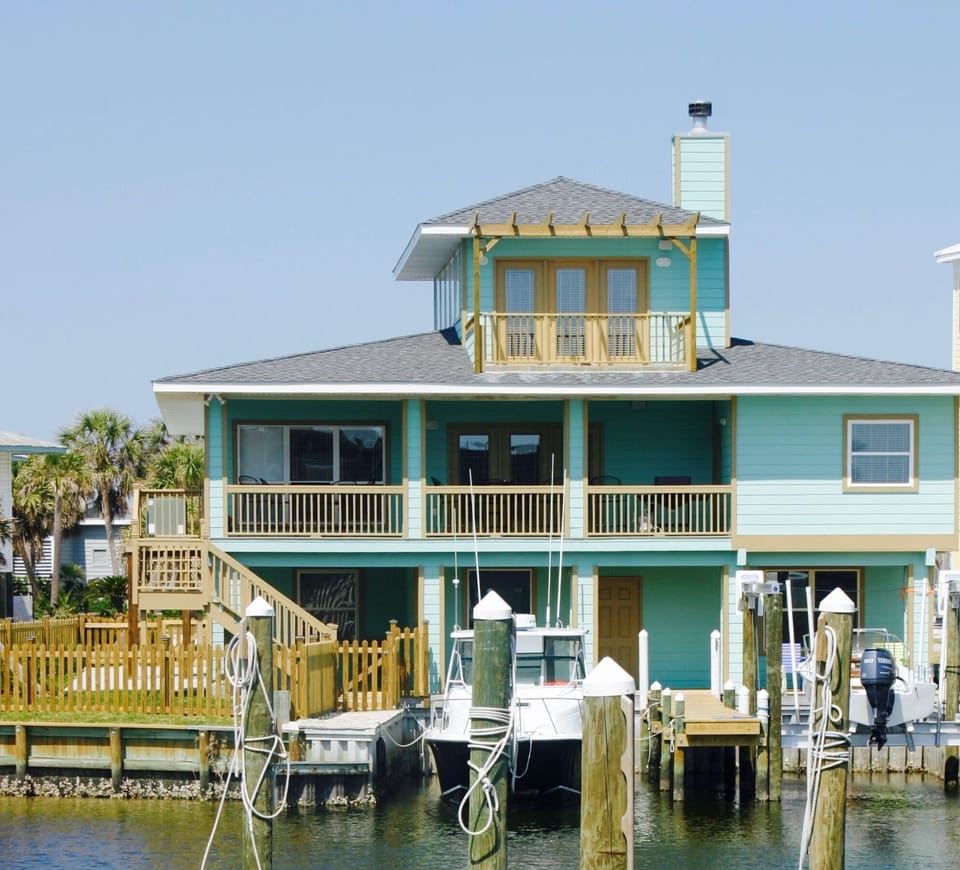 LePort Resort!! Bring your boat, bathing suits & sunscreen! 