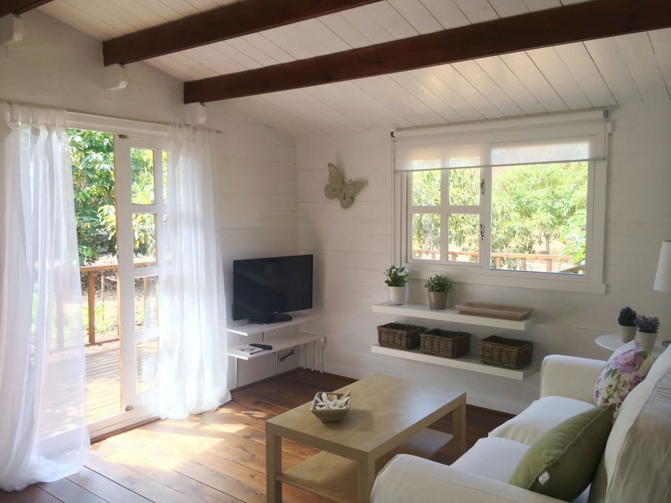 Comfort and Light surrounded by nature. Cottage Bougainville.