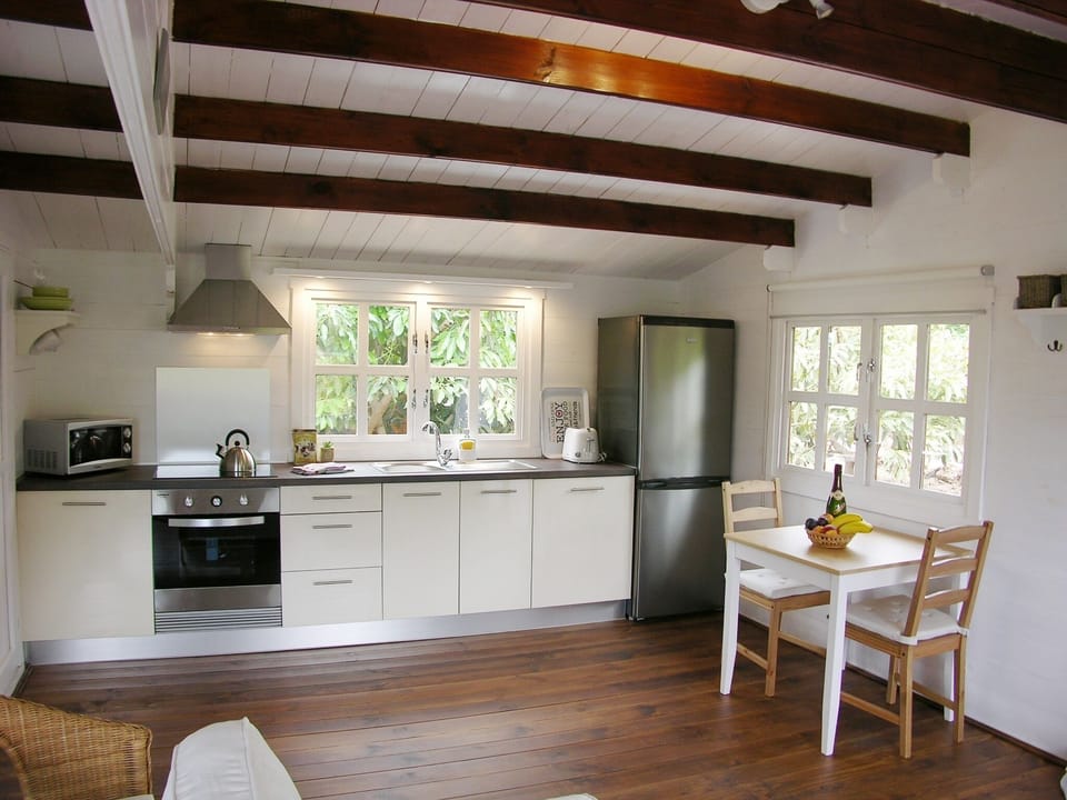 Cotttage Bougainville. Modern kitchen fully equipped and interior dining area.
