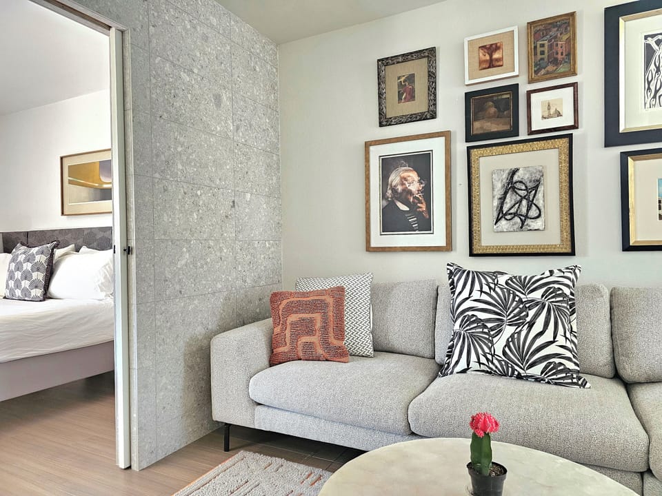 SALON SITTING TO KING BEDROOM


