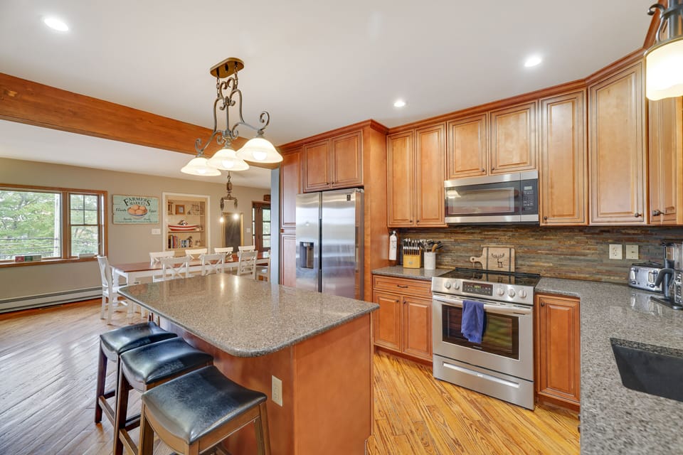 Stainless appliances, solid wood cabinetry granite counters&Island fully stocked