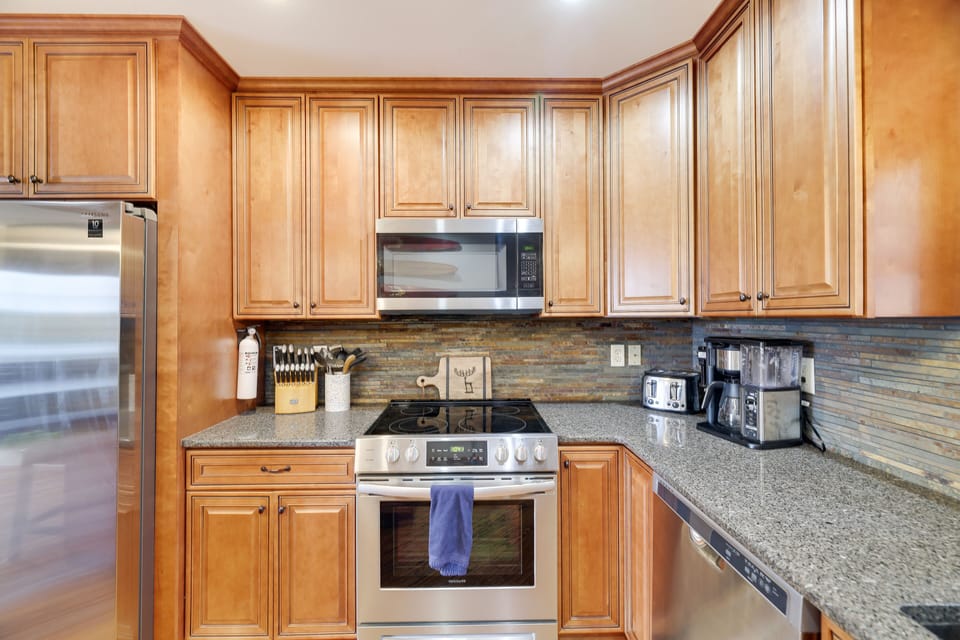 Plenty of space to make breakfast thru midnight snacks!