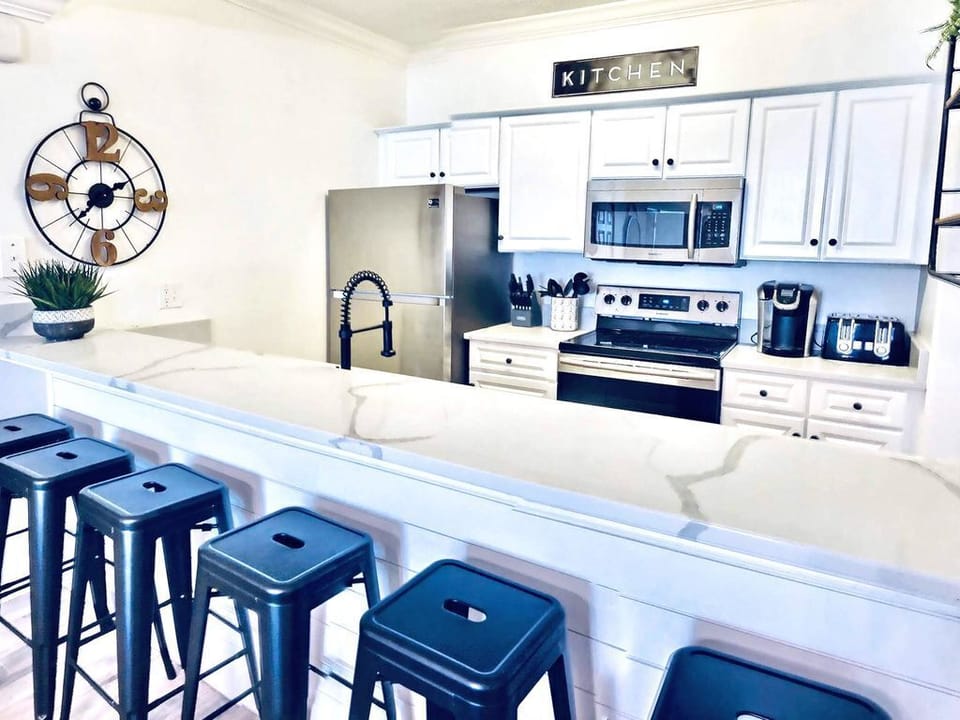 Newly renovated Kitchen w/ Samsung Stainless Steel appliances & quartz counters