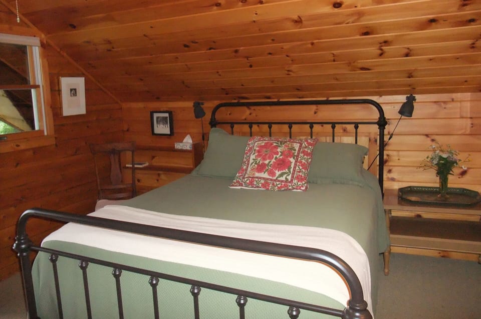 Lakeside bedroom queen bed