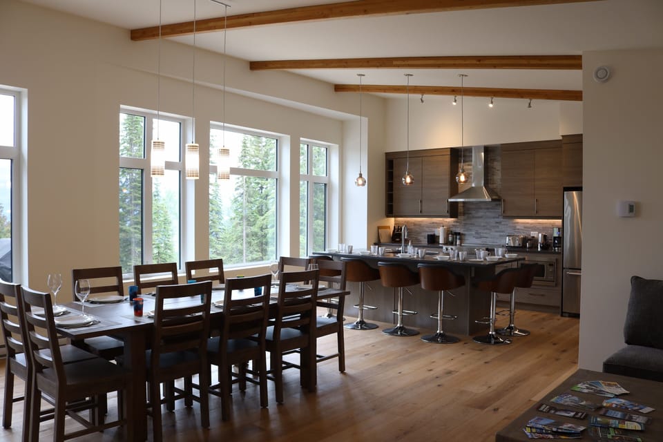 Large seating areas in the kitchen - fully equipped.