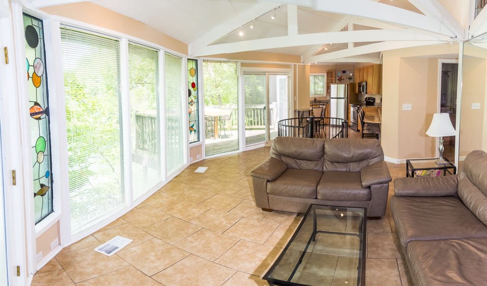 walk in to upper level living arae Nice