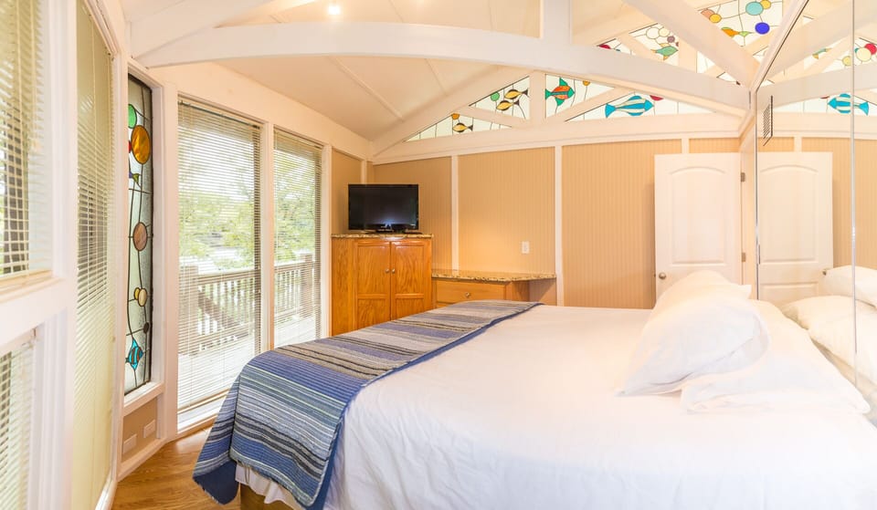 Upper Guest Bedroom KING BED