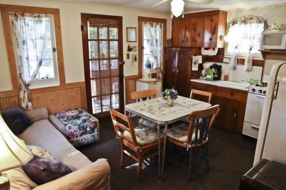 Chair, Furniture, Indoors, Room, Table