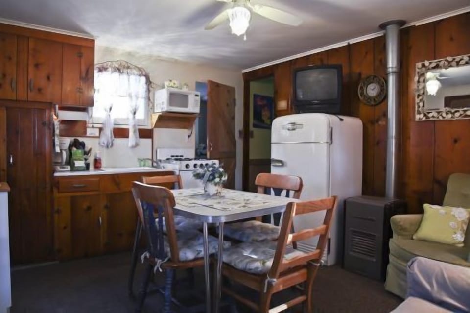Furniture, Chair, Room, Indoors, Screen
