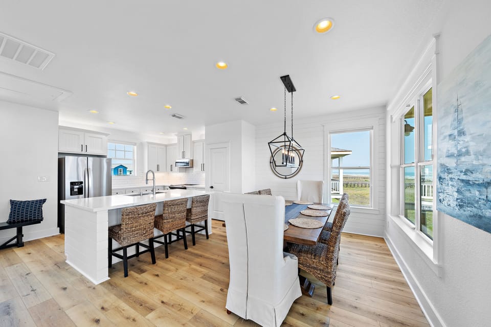 Ample space between table and island 