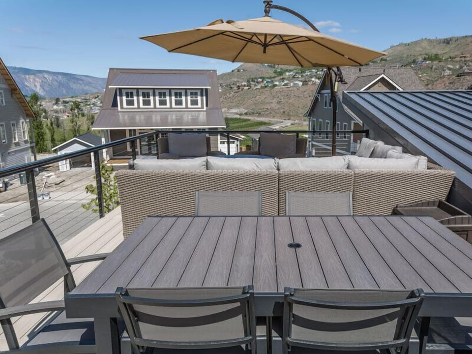 Upper Deck Dining