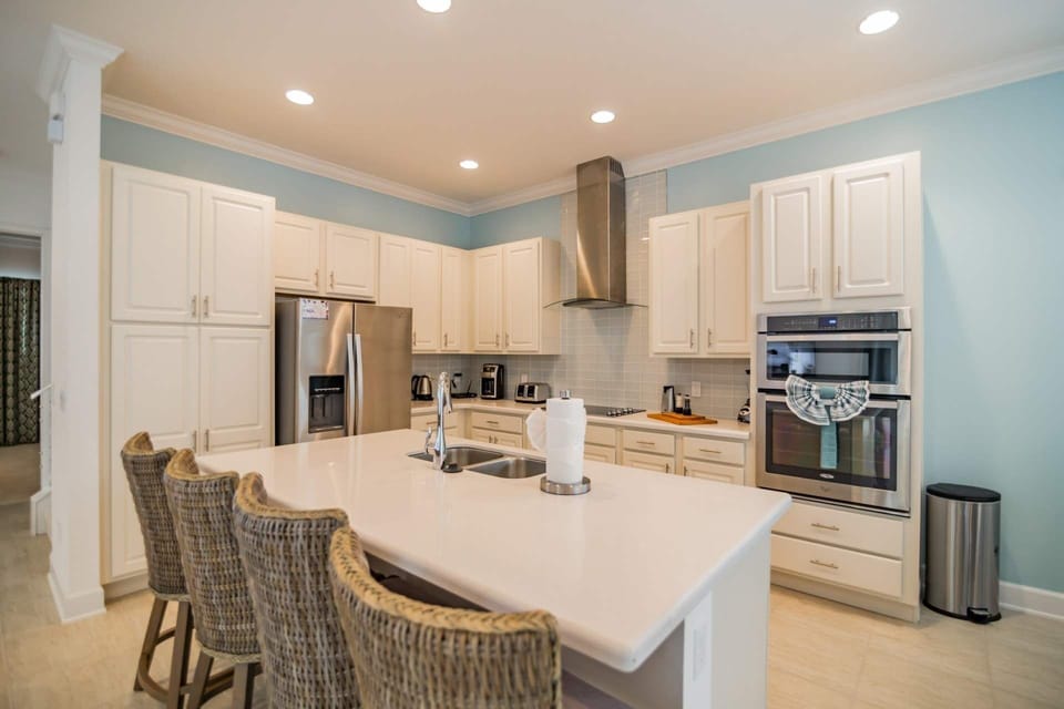 Gourmet Kitchen w/Breakfast Bar for 4