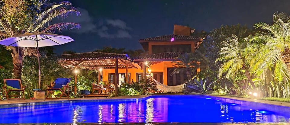 Casa Helicônia-by Night