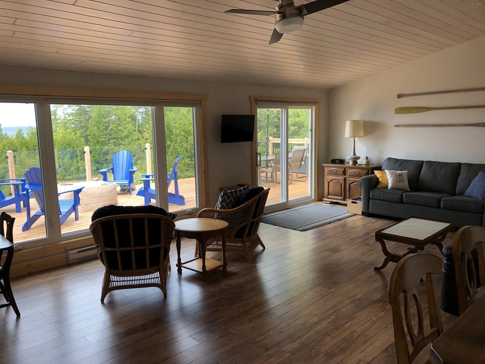 Vaulted living room ceiling with fan