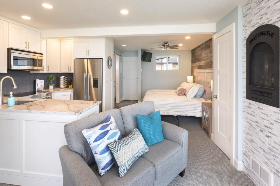 Open living area w/ comfortable sofa & seamless flow to the kitchen