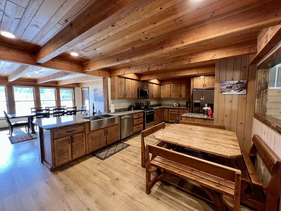 Large kitchen - seats 8