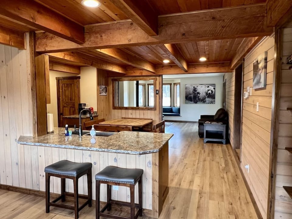 Kitchen and bar - seats 2