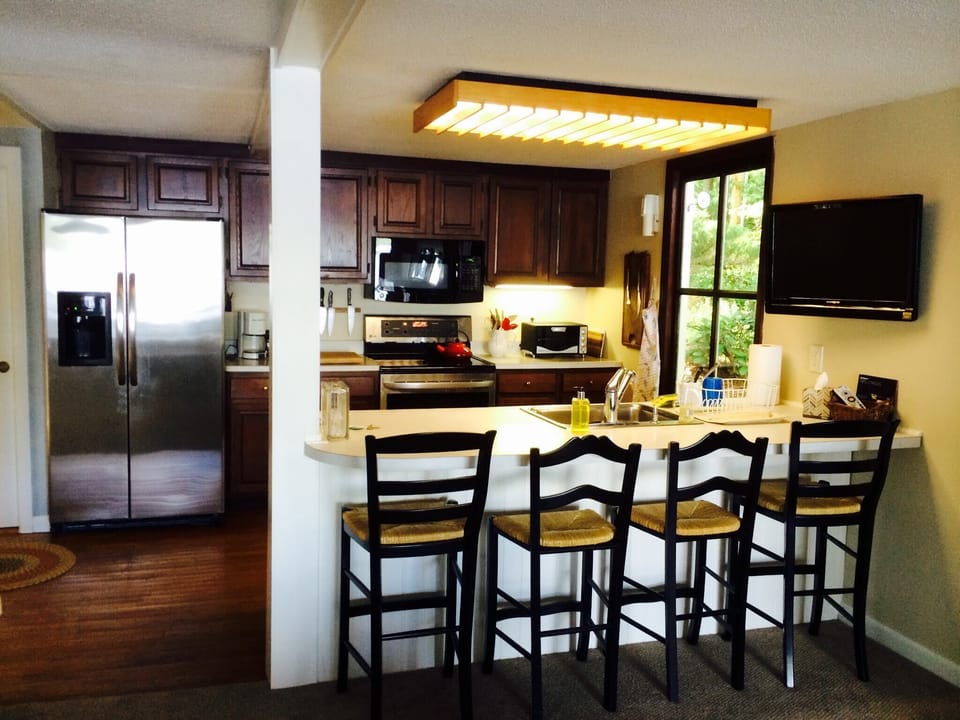 Kitchen and breakfast bar