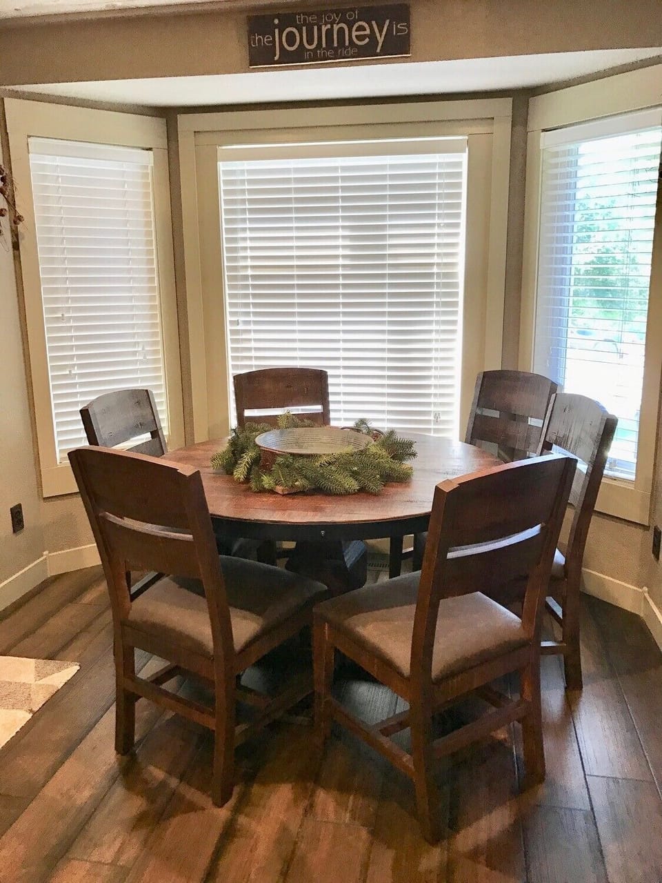Breakfast Nook with seating for six