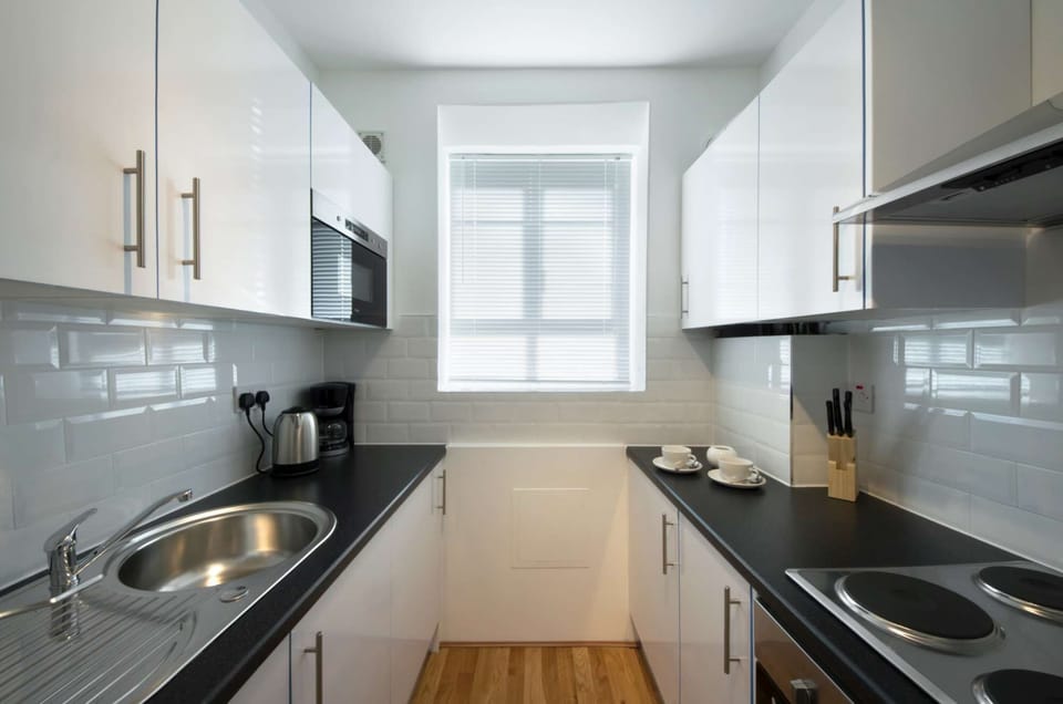 Kitchen, fully equipped with oven, microwave, coffee maker and hob