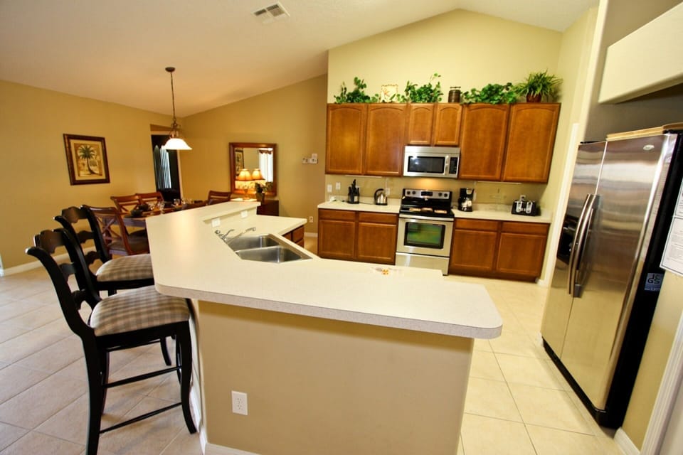 Large kitchen, breakfast bar