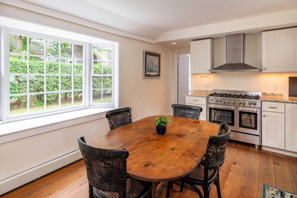 Kitchen Dining Area