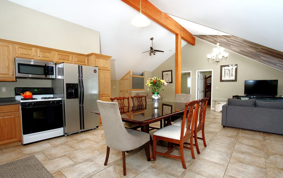 Cottage 1 dining room 