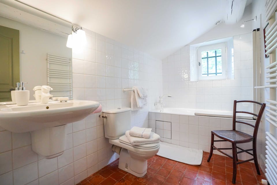 Bathroom 5 - shared between bedroom 5 and 6