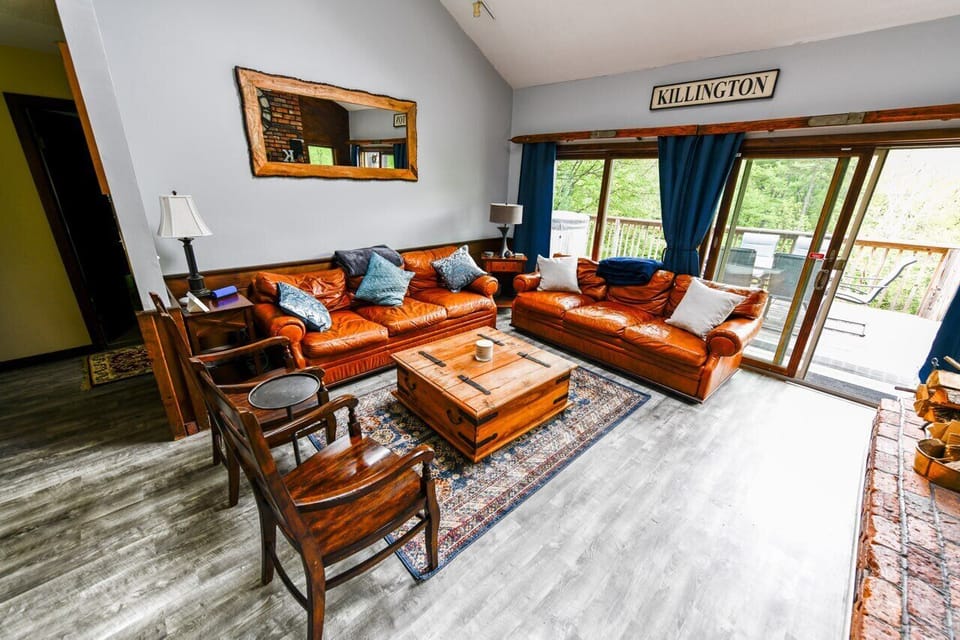 Never far from the outdoors, even in the cozy living room.