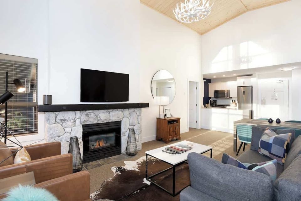 - Bright open living room with vaulted ceilings and cozy fireplace  
- Enjoy mountain views from the comfort of the sofa or dining table  
- Inviting atmosphere for evenings of warmth and conversation  