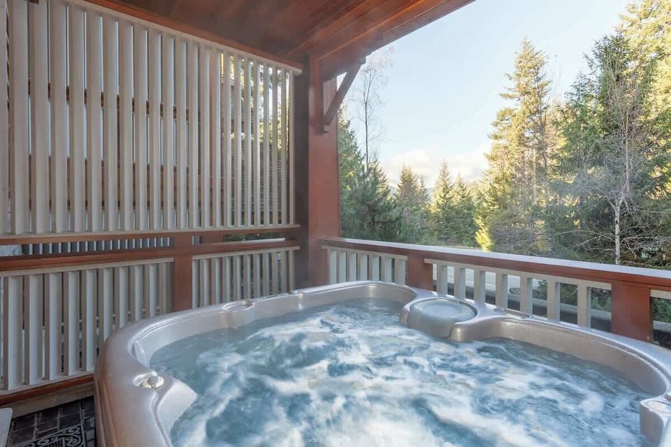 - Private hot tub with forest views and bubbling relaxation bliss  
- Perfect après-ski soak under the crisp alpine air  
- Enjoy tranquil moments surrounded by snow and evergreens