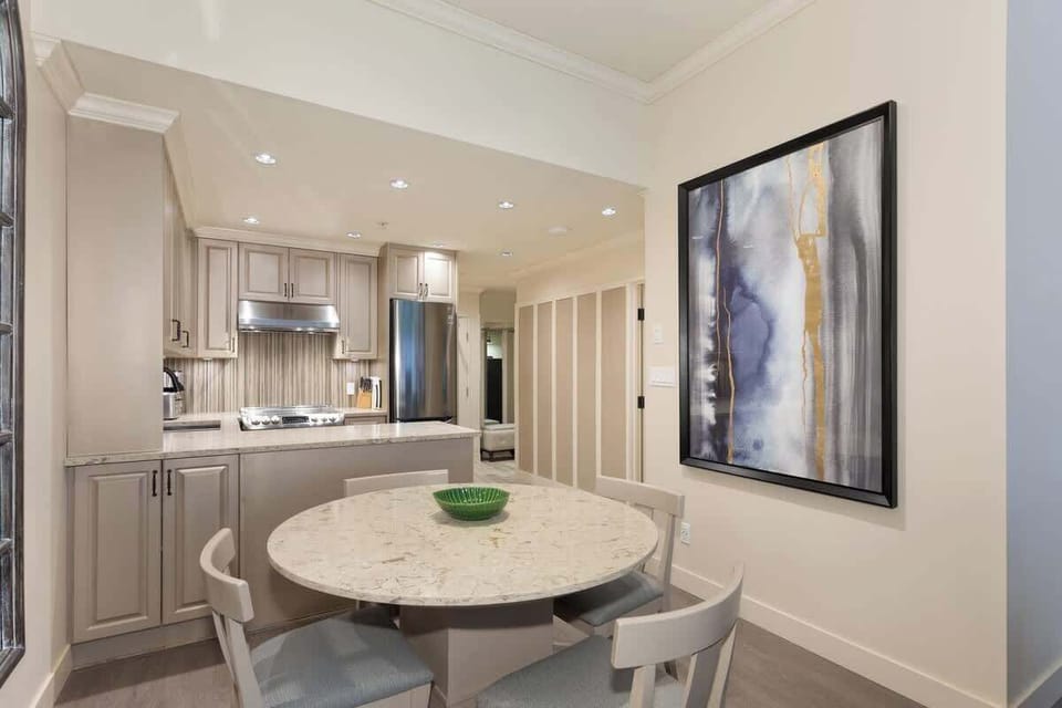 Dining area comfortably seats 4 guests