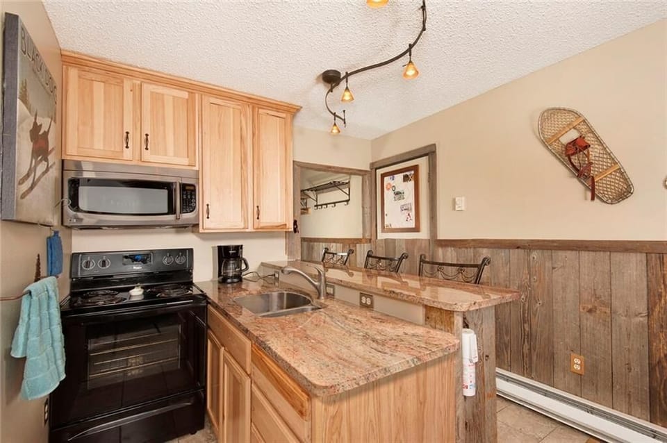 Enjoy a Full Kitchen and Granite Counter tops