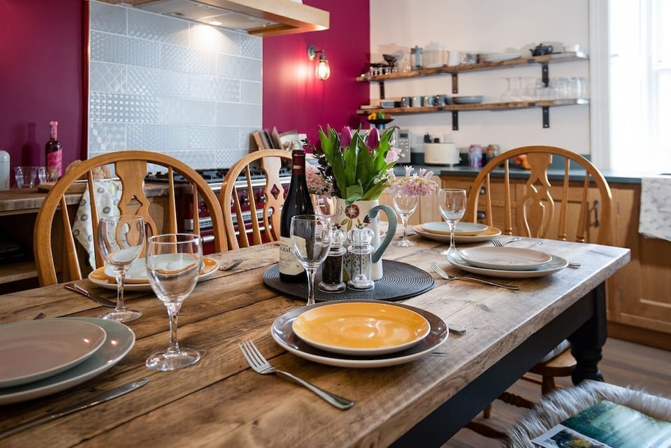Shiloh Cottage  -  kitchen table close-up
