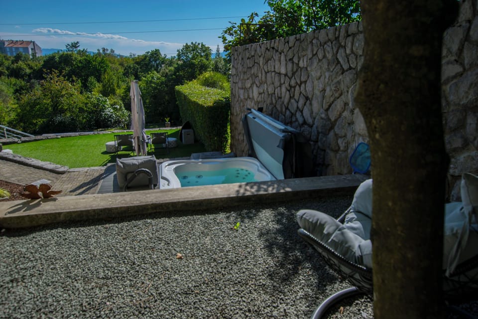 Outdoor spa tub