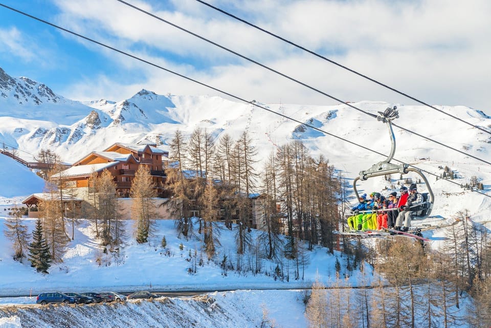 The apartment is ideally located near the pistes and the centre of the village!