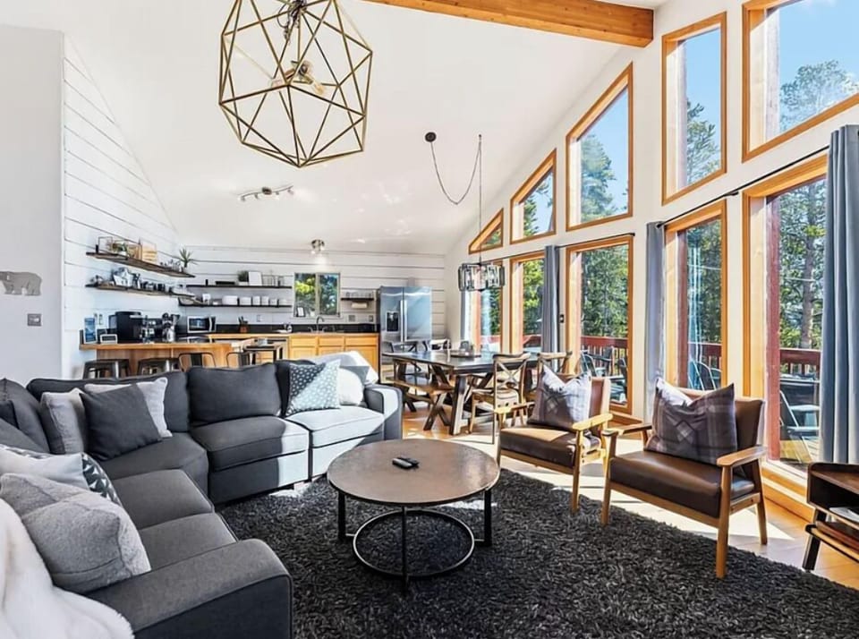 Great Room Windows — Floor-to-ceiling glass turns the great room into a front-row seat to the Rockies—views from every angle. 🏔☀️