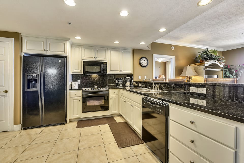 Main Level-Kitchen-_KLH1431.JPG