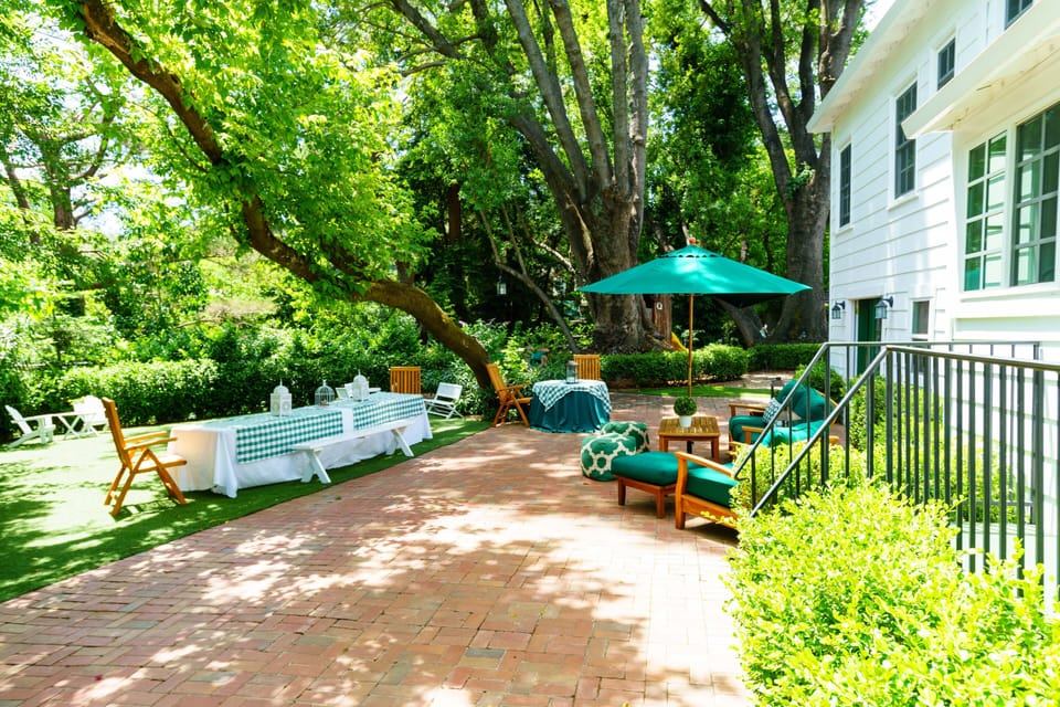 Outdoor living and dining area, gas BBQ
