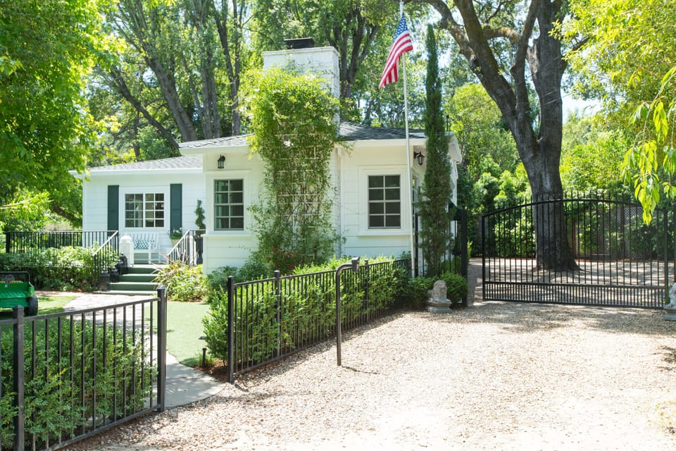 Classic white summer cottage in Ross
