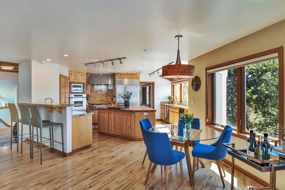 Kitchen, Breakfast and Bar Area